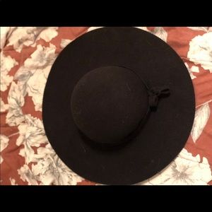 Wide brim hat